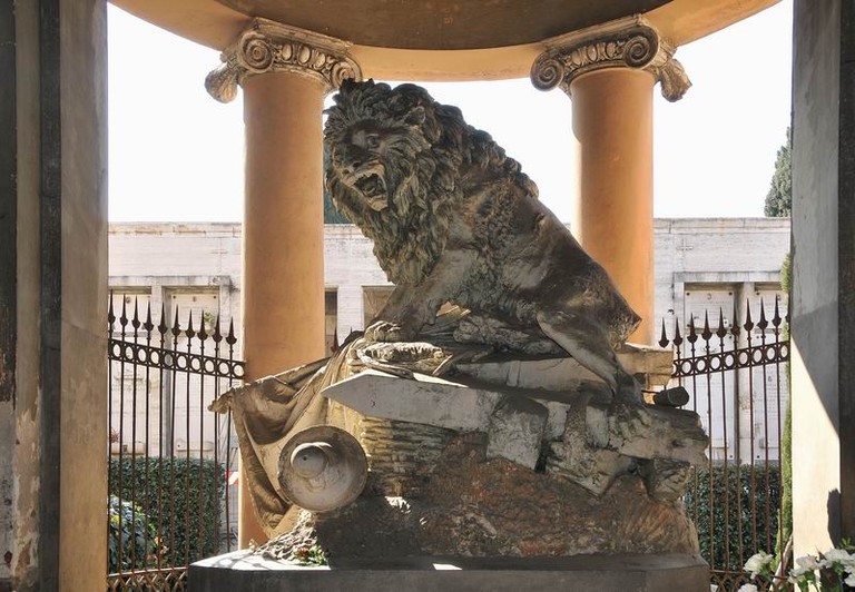 statua di leone ruggente ferito che difende la bandiera (monumento commemorativo) - ai Martiri per l'Indipendenza, Monari Carlo (1868-1883)